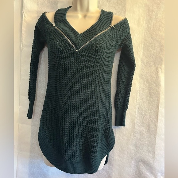 G by Guess Green Cold Shoulder Tunic Sweater V-Neck w/zipper accent Sz-XS.  N14 - Picture 2 of 10